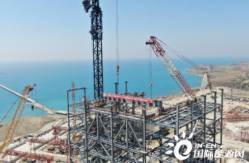 中国能建设计建设土耳其胡努特鲁电站1号锅炉大板梁起头吊装
